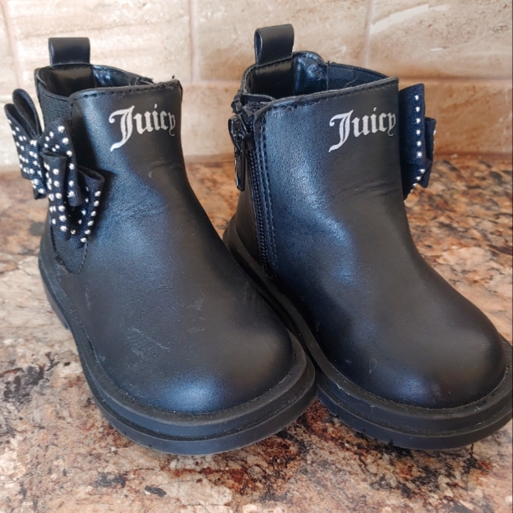 Like new girls size 6 Juicy Couture shoes.